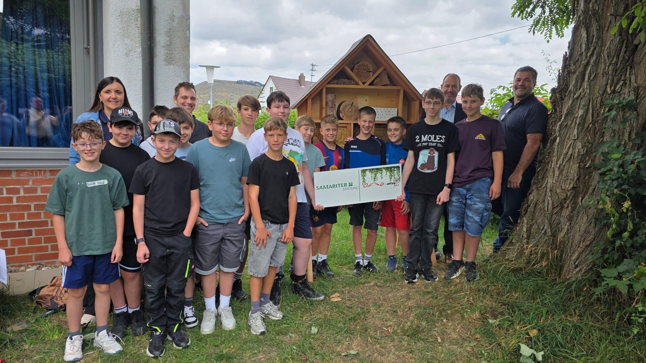 Neues Insektenhotel bereichert den Schulgarten